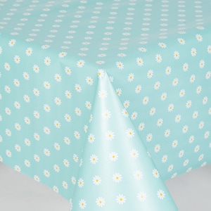 Op de afbeelding: Een lichtblauwe tafelkleed met een herhalend patroon van witte madeliefjes met gele centra. Het tafelkleed is opgevouwen, met een hoek en de continuïteit van het patroon. De stof lijkt glad en geschikt voor binnen of buiten.