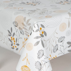 Peut inclure: Nappe blanche avec un motif répétitif de motifs floraux stylisés gris et jaunes. Le motif présente de petits points gris, des feuilles grises et des cercles jaunes avec des points gris.
