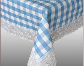 Mantel rectangular de 60" x 90" con estampado de cuadros vichy, de PVC y vinilo. Fácil de limpiar. Con borde de encaje de PVC. Disponible en cuadros azules o rojos.