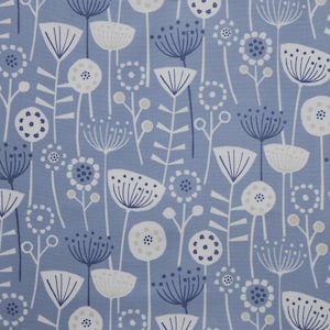 Könnte beinhalten: Ein hellblauer Stoff mit einem sich wiederholenden Blumenmuster. Das Design zeigt stilisierte weiße und marineblaue Blumen und Samenkapseln auf schlanken Stielen. Die Gesamtästhetik ist sauber und modern, geeignet für verschiedene Heimdekorationsprojekte.