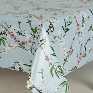 Tovaglia in PVC Fiori in fiore su sfondo blu, fiori botanici e farfalle in rosa, bianco, facile da pulire, tovaglia in vinile/plastica