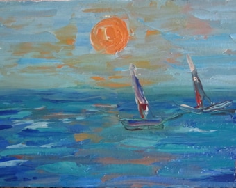Può includere: Un dipinto impressionista di un paesaggio marino con un sole arancione brillante che tramonta sull'oceano. Due barche a vela con vele colorate sono sull'acqua. Il cielo è un mix di blu, arancione e grigio.
