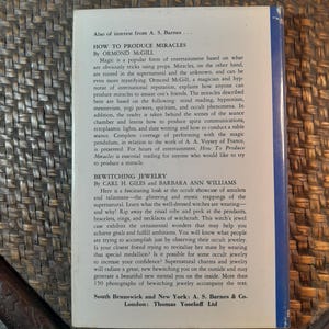 Pode incluir: Capa de livro com fundo castanho e texto branco. O t&iacute;tulo &eacute; "How to Produce Miracles" de Ormond McGill. A capa do livro tamb&eacute;m apresenta o t&iacute;tulo "Bewitching Jewelry" de Carl H. Giles e Barbara Ann Williams.