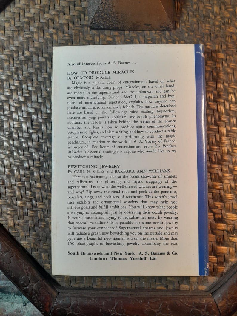 Pode incluir: Capa de livro com fundo castanho e texto branco. O t&iacute;tulo &eacute; "How to Produce Miracles" de Ormond McGill. A capa do livro tamb&eacute;m apresenta o t&iacute;tulo "Bewitching Jewelry" de Carl H. Giles e Barbara Ann Williams.
