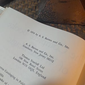 Pode incluir: Uma p&aacute;gina de um livro com as informa&ccedil;&otilde;es de direitos autorais do livro. Os direitos autorais s&atilde;o de 1976 por A. S. Barnes and Co., Inc. O livro foi publicado por A. S. Barnes and Co., Inc. em Cranbury, Nova Jersey 08512. O livro tamb&eacute;m foi publicado por Thomas Yoseloff Ltd na 108 New Bond Street, Londres WIY OQX, Inglaterra.