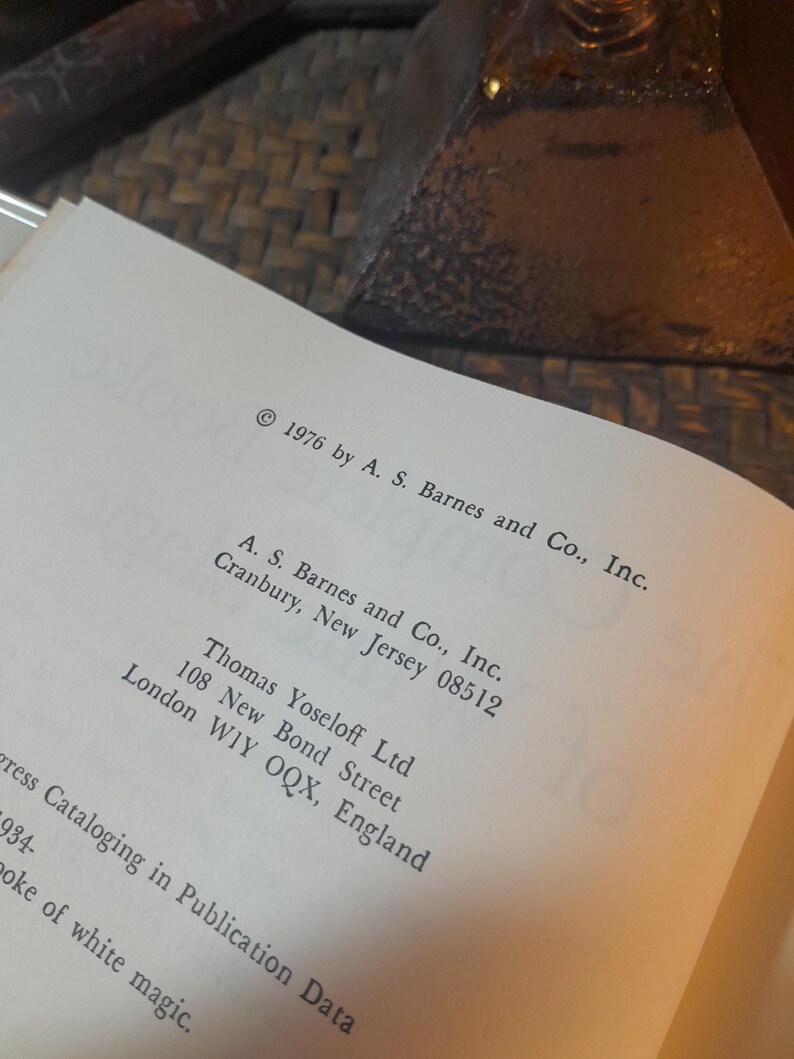 Pode incluir: Uma p&aacute;gina de um livro com as informa&ccedil;&otilde;es de direitos autorais do livro. Os direitos autorais s&atilde;o de 1976 por A. S. Barnes and Co., Inc. O livro foi publicado por A. S. Barnes and Co., Inc. em Cranbury, Nova Jersey 08512. O livro tamb&eacute;m foi publicado por Thomas Yoseloff Ltd na 108 New Bond Street, Londres WIY OQX, Inglaterra.