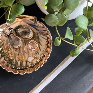 Stone & gold gilded seashell trinket dish. One of a kind, hand painted. Jewellery dish. Upcycled.