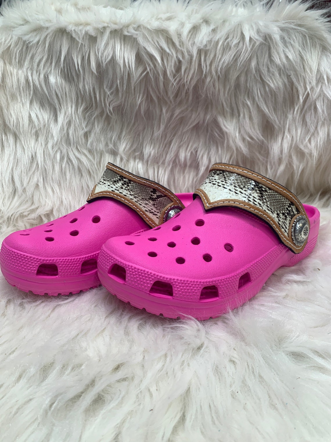 How To Wear Crocs Straps? Pedi Delight