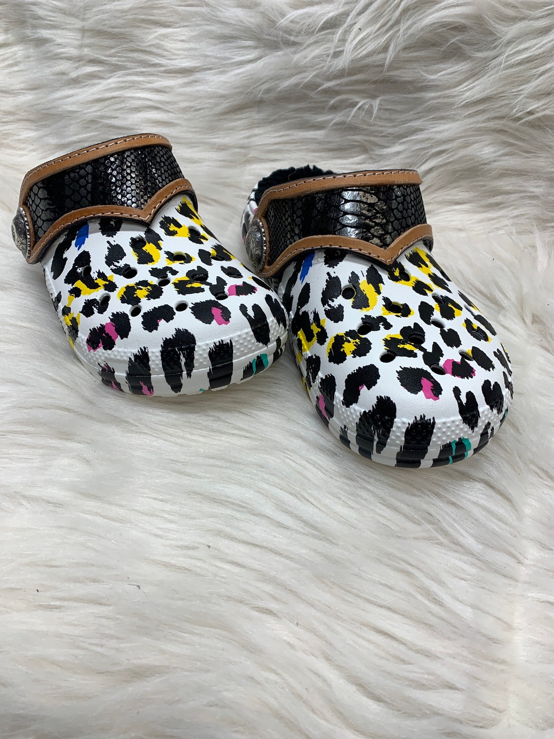 How To Wear Crocs Straps? Pedi Delight