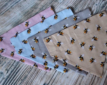 Aquarelle Honey Bumble Bee Insect Bug Imprimé Handmade Collar Slip On Dog Bandana - Différentes couleurs disponibles