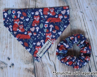 Marineblauwe bosvos en paddenstoelprint handgemaakte kraag slip-on hondenbandana Bijpassende scrunchie voor eigenaar