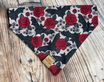 Bandana para perro, gato y mascota con estampado de murciélagos y rosas de Halloween, hecha a mano, sin cordones
