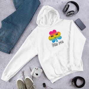 Pu&ograve; includere: Felpa con cappuccio bianca con un trifoglio arcobaleno e la scritta "Kiss Me" stampata sul davanti.