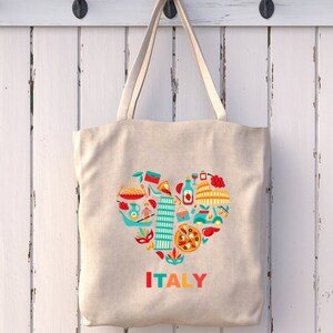 Op de afbeelding: Beige draagtas met een hartvormig ontwerp gevuld met Italiaanse iconen. Het ontwerp bevat pasta, pizza, de scheve toren van Pisa en het Colosseum. Het woord "ITALY" staat eronder in kleurrijke letters.