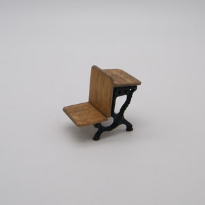 1:24th Scale Old Fashioned School Desk