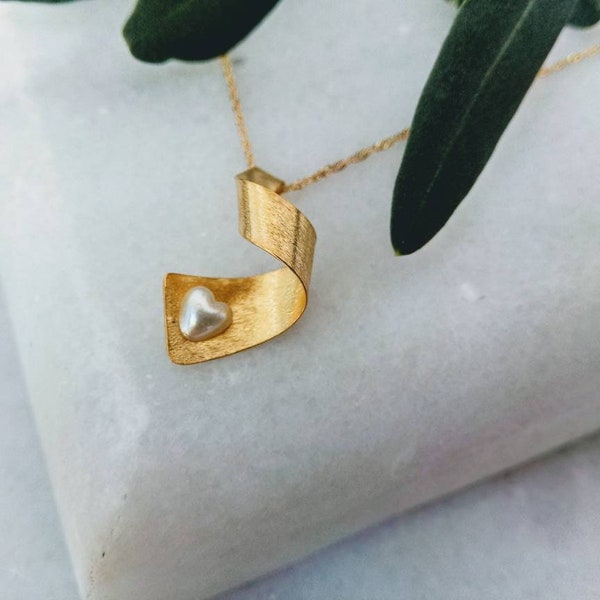 BEST VALUE for money.Pearl pendant.18K solid gold.Yellow gold.Minimalist style.Gold pendant.Gold pendant for her.Heart Pendant. K18.