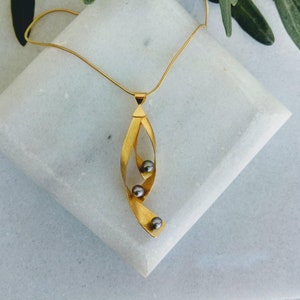 BLACK PEARL gold pendant.18K solid gold.Yellow gold.Pearl pendant.Minimalist style.Gold pendant.Gold pendant for her.Mother of pearl jewelry