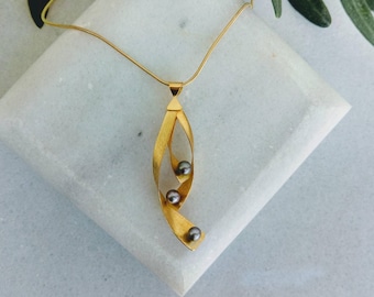Ciondolo in oro BLACK PEARL.18K oro massiccio. Oro giallo. Ciondolo di perle. Stile minimalista. Ciondolo d'oro. Ciondolo d'oro per lei. Madre di gioielli di perle