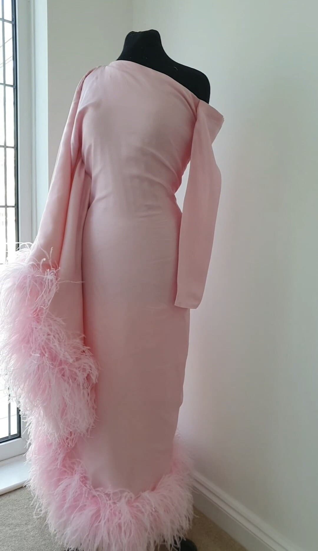 Vestido asimétrico de plumas hecho a medida, Vestido de un hombro