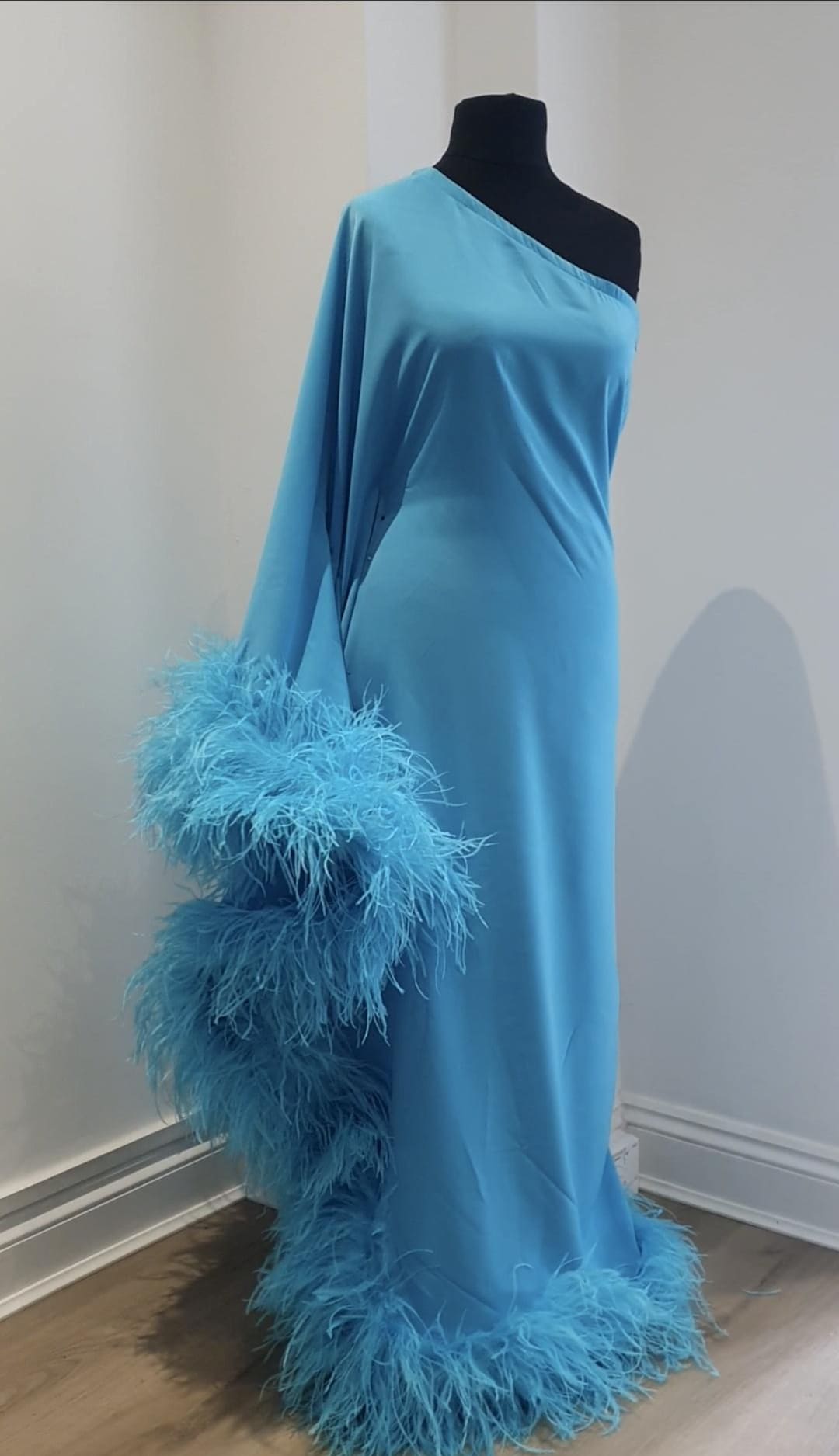 Elegant Feather Sleeve Dress Wedding Guest Outfit Guide
