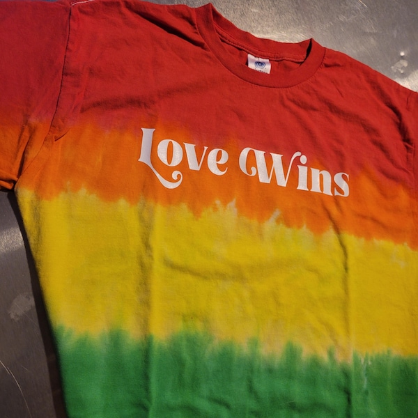 Liebe gewinnt Pride Shirt • Regenbogen Tie Dye LGBTQ T-Shirt • Gleichheit Gay Pride Top