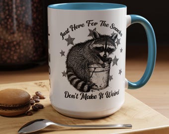 Taza "Just Here for the Snacks" • Taza de café con diseño de mapache • Regalo divertido para ella