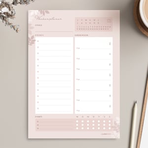 Op de afbeelding: Een roze printbare weekplanner met secties voor focus, to-do's, gewoontes en een kalender. De kalender toont de maanden januari, februari, maart, april, mei, juni, juli, augustus, september, oktober, november en december. De planner bevat ook een sectie voor "Meine Woche" (Duits voor "Mijn week").