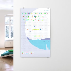 Peut inclure: Un grand calendrier rectangulaire 2020 au design minimaliste, accroché à un mur blanc. Le calendrier présente un fond bleu clair et blanc avec des points colorés et une illustration stylisée d'un paysage.