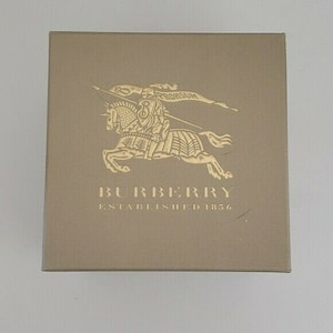 Burberry purse box top