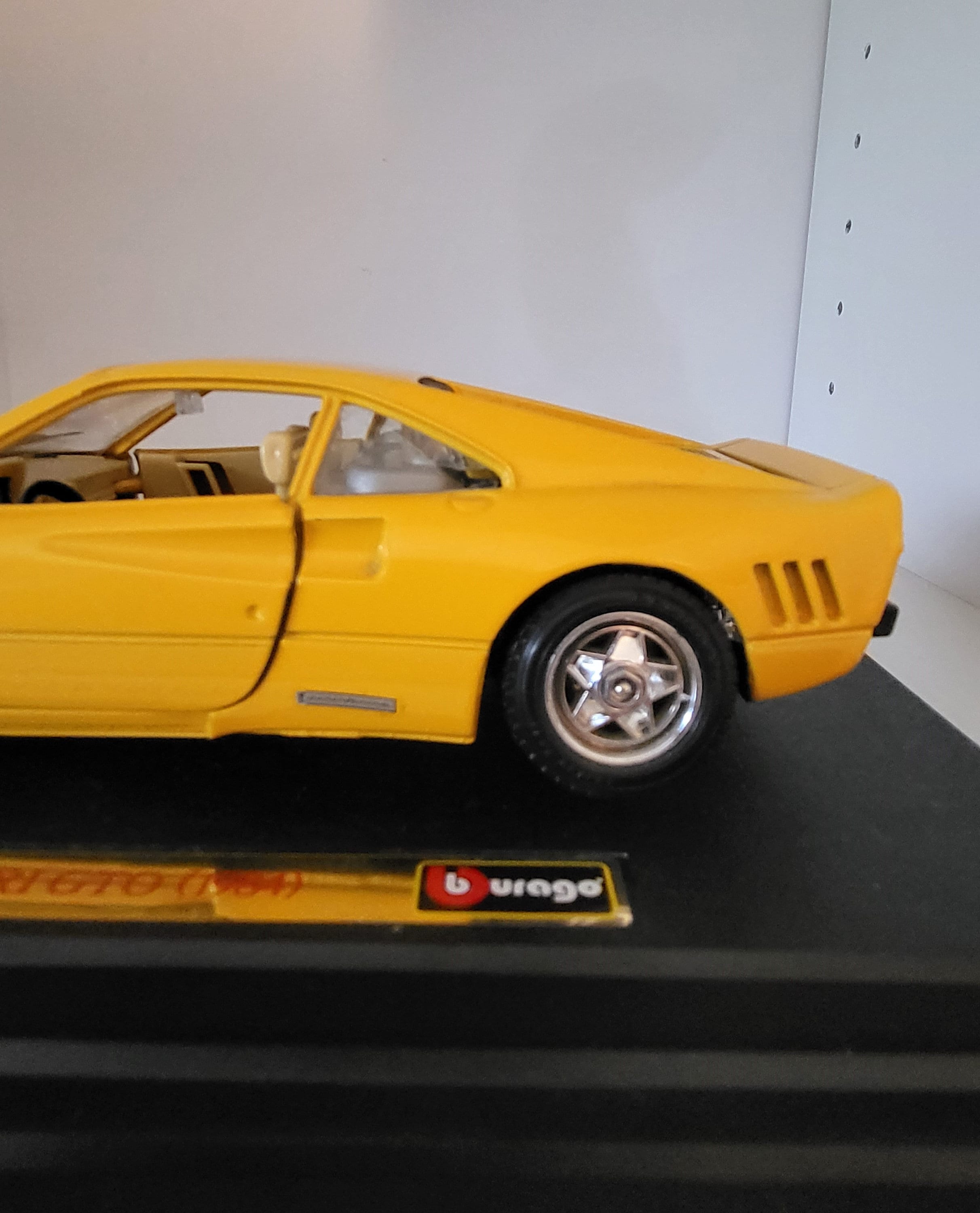 ミニカー burago Ferrari GTO (1984) 1/18 Burago Ferrari GTO 1984 1/18 scale DieCast Model car Red new