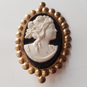 Vintage Cameo Brooch