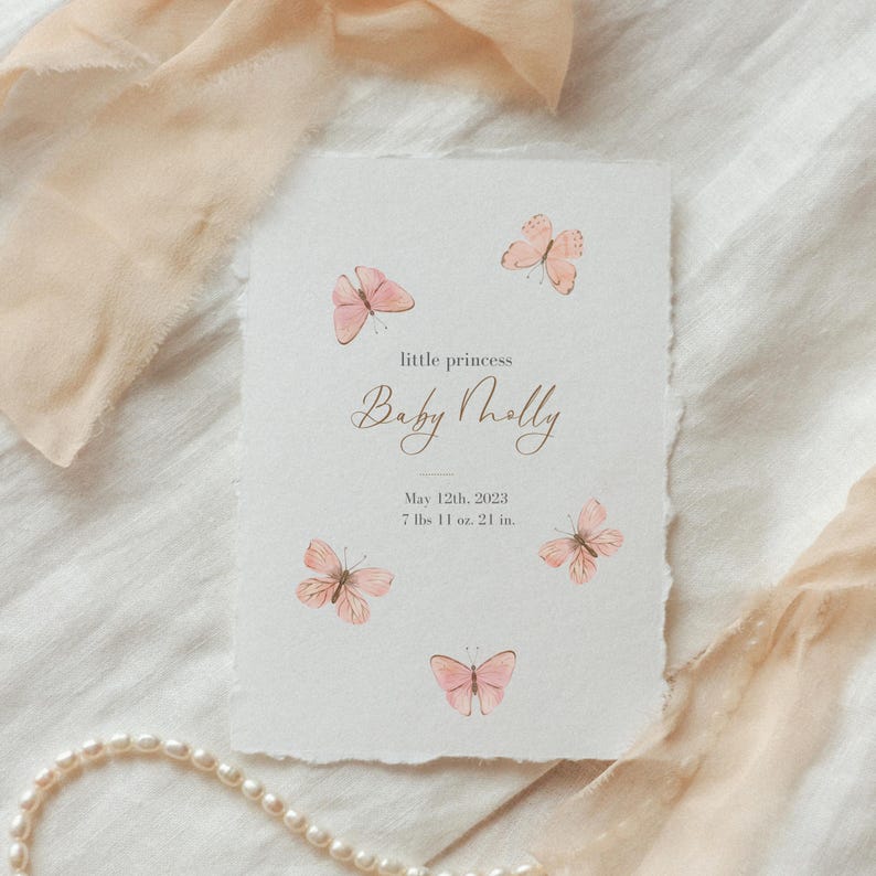 Puede incluir: Tarjeta de anuncio de nacimiento con dise&ntilde;o de mariposas en acuarela. La tarjeta dice "little princess" y "Baby Molly", con la fecha y el peso de nacimiento: 12 de mayo de 2023, 3,49 kg, 53,34 cm. Las mariposas son rosas.