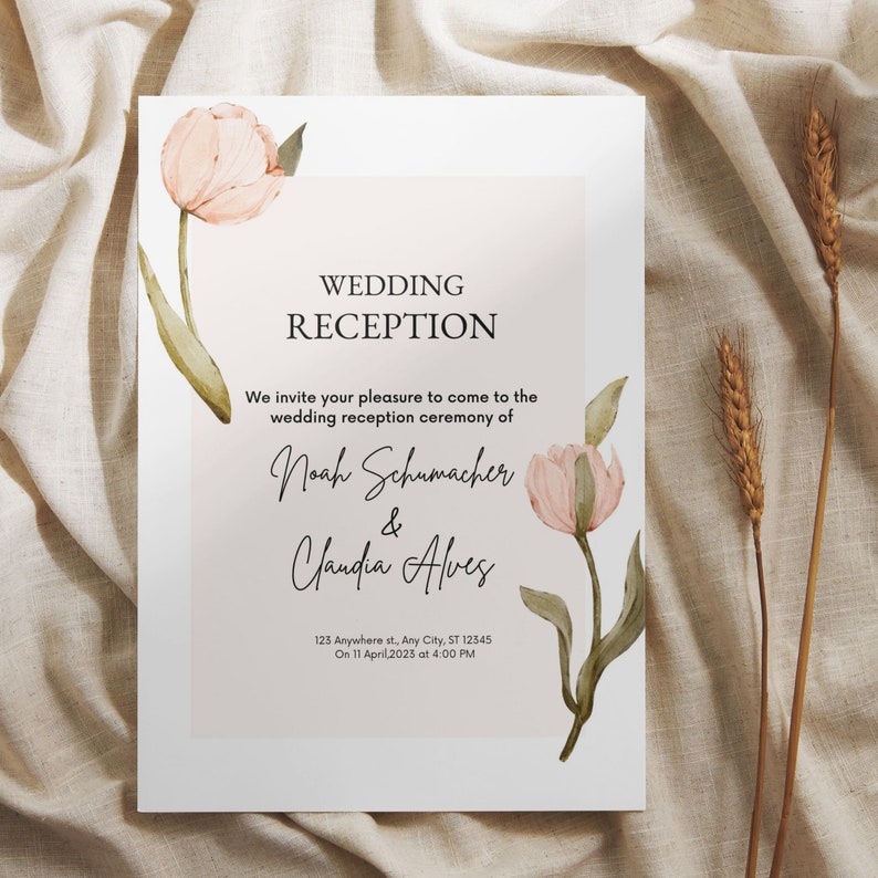 Puede incluir: Invitaci&oacute;n a la recepci&oacute;n de boda con un dise&ntilde;o floral rosa y verde. La invitaci&oacute;n dice "Recepci&oacute;n de boda" e incluye los nombres "Noah Schumacher & Claudia Alves", junto con la fecha y la hora de la recepci&oacute;n.