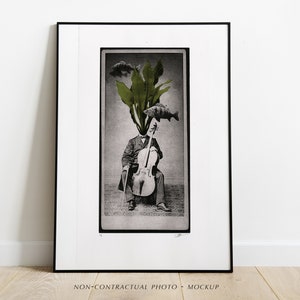 Könnte beinhalten: Schwarz-weiß gerahmter Kunstdruck. Das surreale Bild zeigt eine Person, die Cello spielt, deren Kopf durch grüne Blätter und Fische ersetzt wurde. Der Druck ist in einem schwarzen Rahmen.