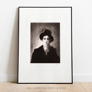 Peut inclure: Impression en noir et blanc encadrée d'un homme portant un chapeau et un costume. L'impression est dans un cadre noir et est accrochée à un mur blanc.
