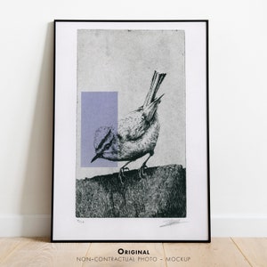 Peut inclure: Impression encadrée en noir avec une illustration détaillée en niveaux de gris d'un oiseau perché sur du bois. Un rectangle violet clair est présent. L'impression est marquée "9/10" et contient le texte "ORIGINAL NON-CONTRACTUAL PHOTO - MOCKUP".