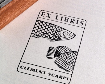 Personalisierbarer Stempel mit Namen – Ex Libris – Stempel auf Holz montiert – Fisch