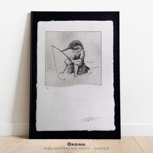 Puede incluir: Lámina artística enmarcada en negro con una ilustración detallada a pluma y tinta de una figura con forma de pájaro pescando. La obra de arte está sobre un fondo texturizado blanquecino. La parte inferior de la impresión incluye el texto "ORIGINAL NON-CONTRACTUAL PHOTO - MOCKUP."