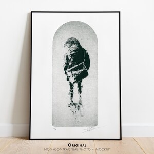 Puede incluir: Ilustración en blanco y negro de un pájaro con una mochila, impresa sobre un fondo blanco. La imagen está enmarcada en un marco negro.