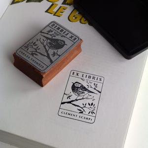 Personalizowany stempel z imieniem - Ex Libris - Stempel naklejony na drewno - Ptak