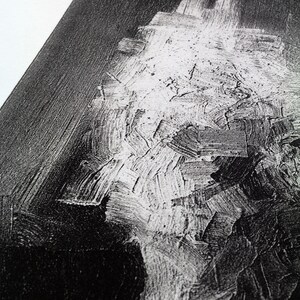 K&ouml;nnte beinhalten: Abstraktes Schwarzwei&szlig;bild mit dicken Pinselstrichen. Die wei&szlig;e Farbe ist &uuml;ber die schwarze Farbe gelegt und erzeugt so einen strukturierten Effekt.
