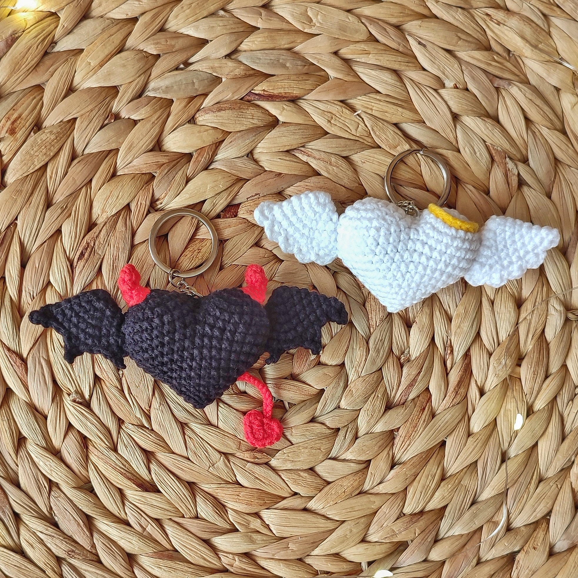 キーホルダー 悪魔と天使の翼付き かぎ針編みのハートキーホルダー