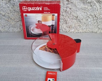 Guzzini Papillon cake holder from the 1980s, red plastic cake server, made in Italy Desihn Italiano. Retro post modern kitchen from the 80s