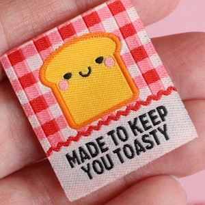 Etiquetas de costura xadrez vermelho – Pacote com 5 etiquetas “Feitas para mantê-lo aquecido”, etiquetas de tecido divertidas para roupas feitas à mão e quilting