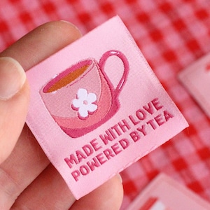 Etichette per articoli fatti a mano / Confezione da 5 etichette da cucito tessute, etichette per quilting "Made with Love, Powered by Tea" / Simpatiche etichette in tessuto per gli amanti del tè