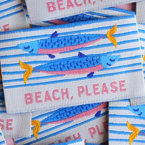 Etiquetas de costura tejidas con diseño de sardina para manualidades – Paquete de 5 etiquetas de verano para manualidades "Beach Please" Etiquetas divertidas para costura, ganchillo y patchwork