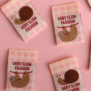 Grappige geweven naailabels – set van 6 &#39;Very Slow Fashion&#39;-labels &#39;Very Slow Fashion&#39;, labels voor quilten, breien en haken