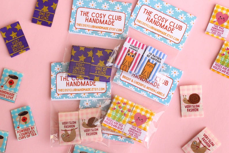 Peut inclure: Assortiment d'&eacute;tiquettes tiss&eacute;es color&eacute;es avec diff&eacute;rents motifs et textes. Les &eacute;tiquettes pr&eacute;sentent des phrases telles que "&Eacute;dition tr&egrave;s limit&eacute;e", "Unique", "Mode tr&egrave;s lente", "Ceci a &eacute;t&eacute; fait &agrave; la main sp&eacute;cialement pour vous" et "Aliment&eacute; par d'innombrables tasses de th&eacute;".