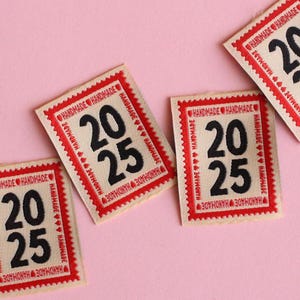 2025 Étiquettes pour vêtements faits main | Lot de 6 étiquettes tissées avec un motif de timbre-poste Timbre pour l'année « 2025 » avec bordure « fait main » étiquette à vêtement amusante
