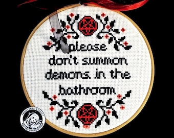 Padrão de Ponto Cruz "Por Favor, Não Invoque Demônios" | Decoração Gótica Divertida (PDF)